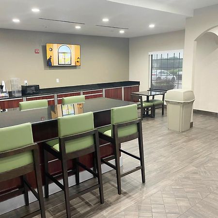 Отель Super 8 By Wyndham San Antonio/Alamodome Area Экстерьер фото